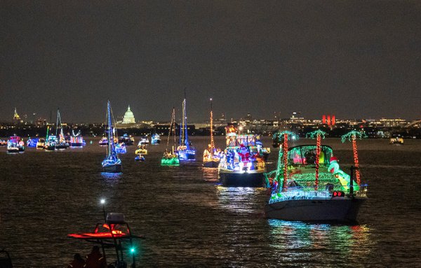 Alexandria-Holiday-Boat-Parade-of-Lights-Sponsored-by-Amazon-2022_CREDIT_Evan_Michio_Photography_2_detail.jpeg