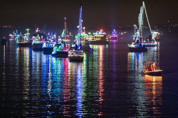 Boat-Lineup-ALX-Boat-Parade-2023-CREDIT-Evan-Michio-for-Visit-Alexandria-4-medium.jpg